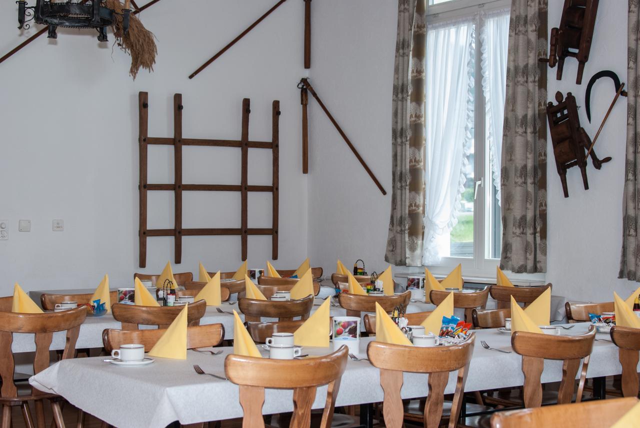 Speiserestaurant Traube Kuttigen Exterior foto